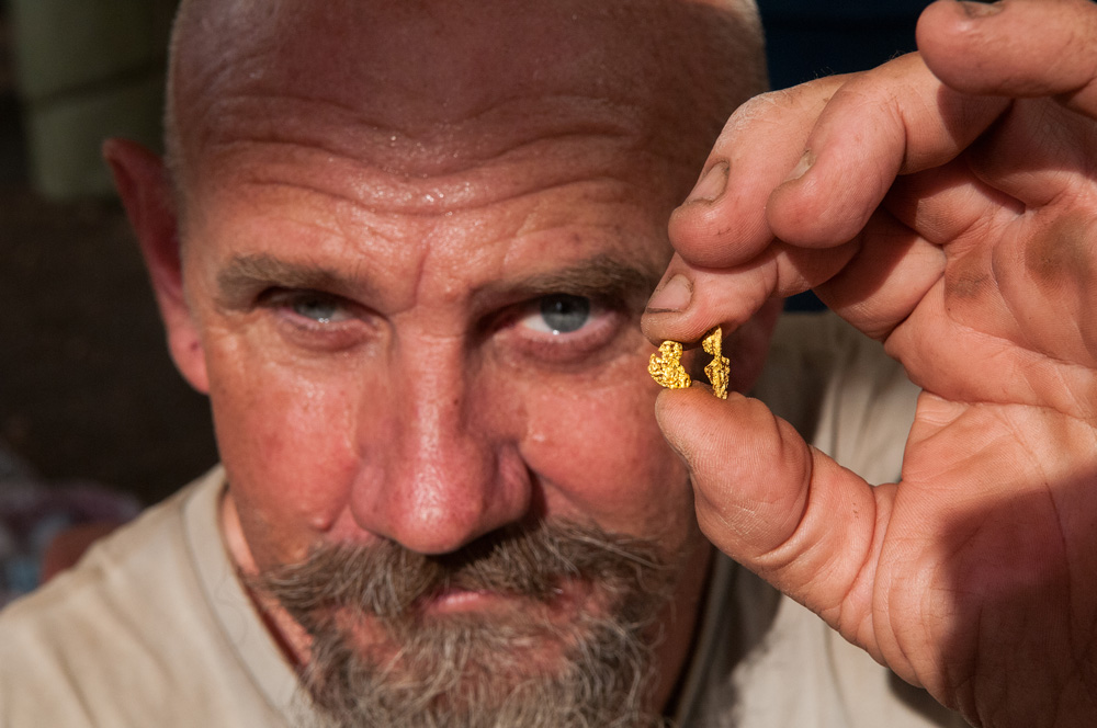 Prospector Paul Olsen with gold nuggets from the Cockatoo Gold Lease at Clermont, Qld. Photo by Mandy McKeesick. Outback Story Issue 123.