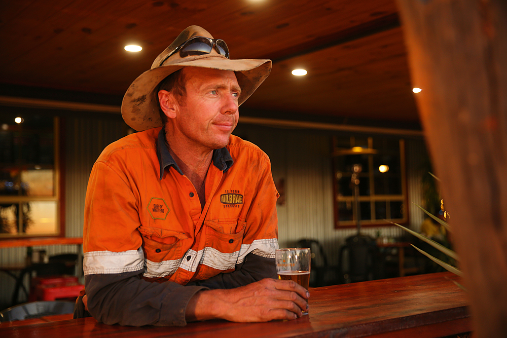 Diesel mechanic Jason ‘Tex’ O’Bryan, from Leeton, NSW, has a drink at the bar of the Packsaddle Roadhouse. Photo by Andrew Hull. Pub OUTBACK #Issue 131.